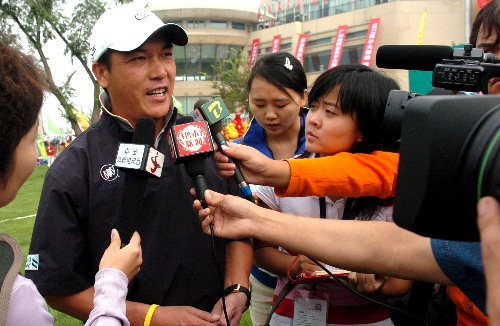 高尔夫赛后采访曝光，内幕引发热议