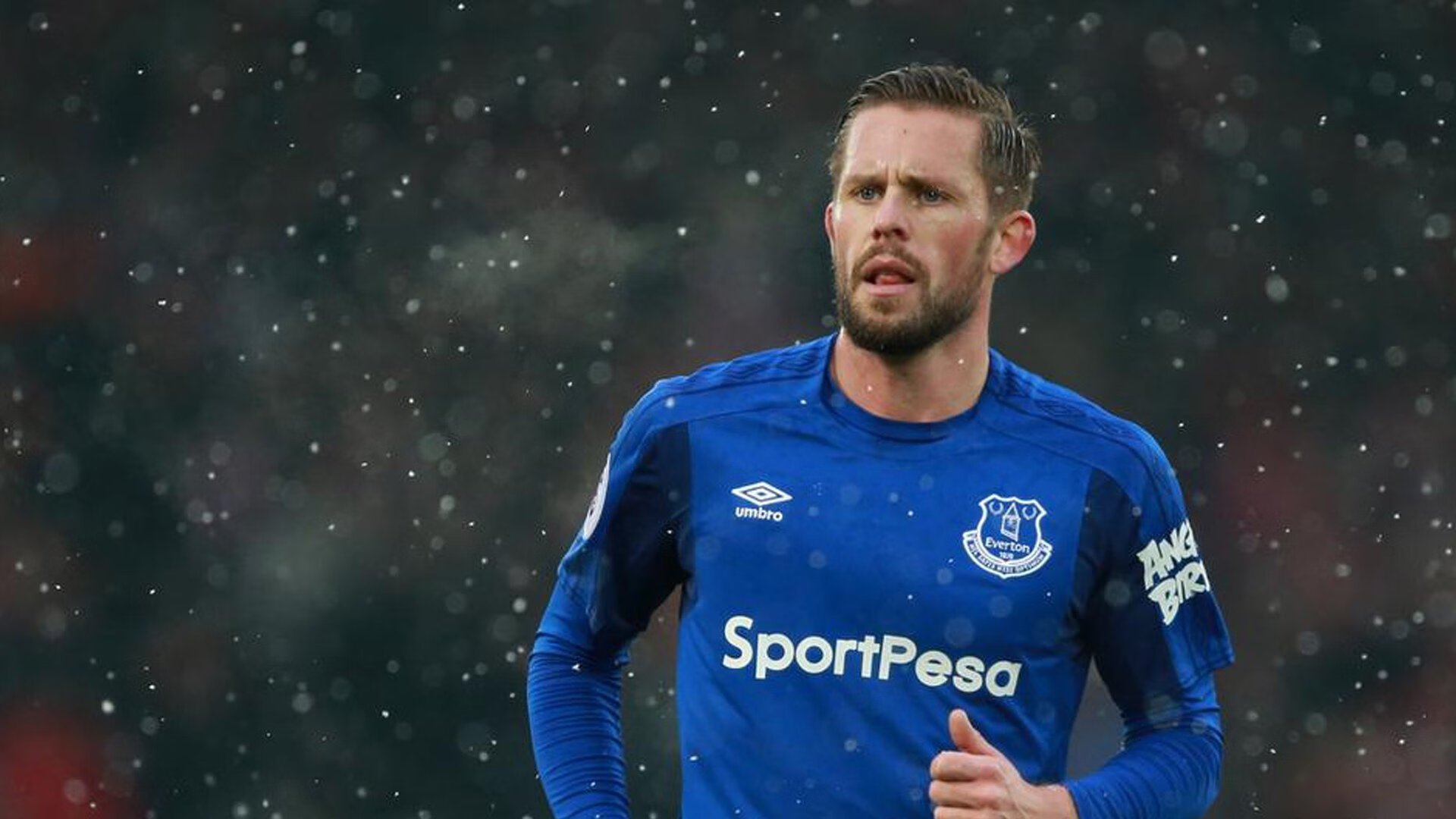 足球双线狂飙，塞维利亚友谊赛狂胜尼日利亚联队，巴雷拉欧冠淘汰赛主宰赛场