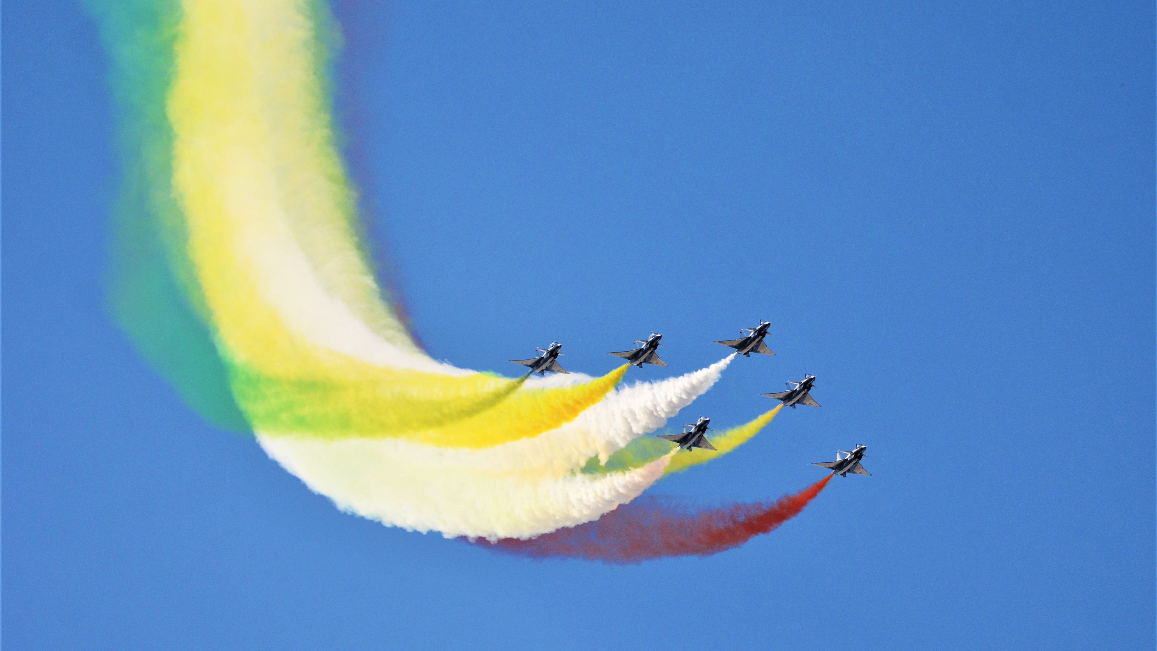 双线耀世，当维斯塔潘的引擎轰鸣遇上库里的三分彩虹