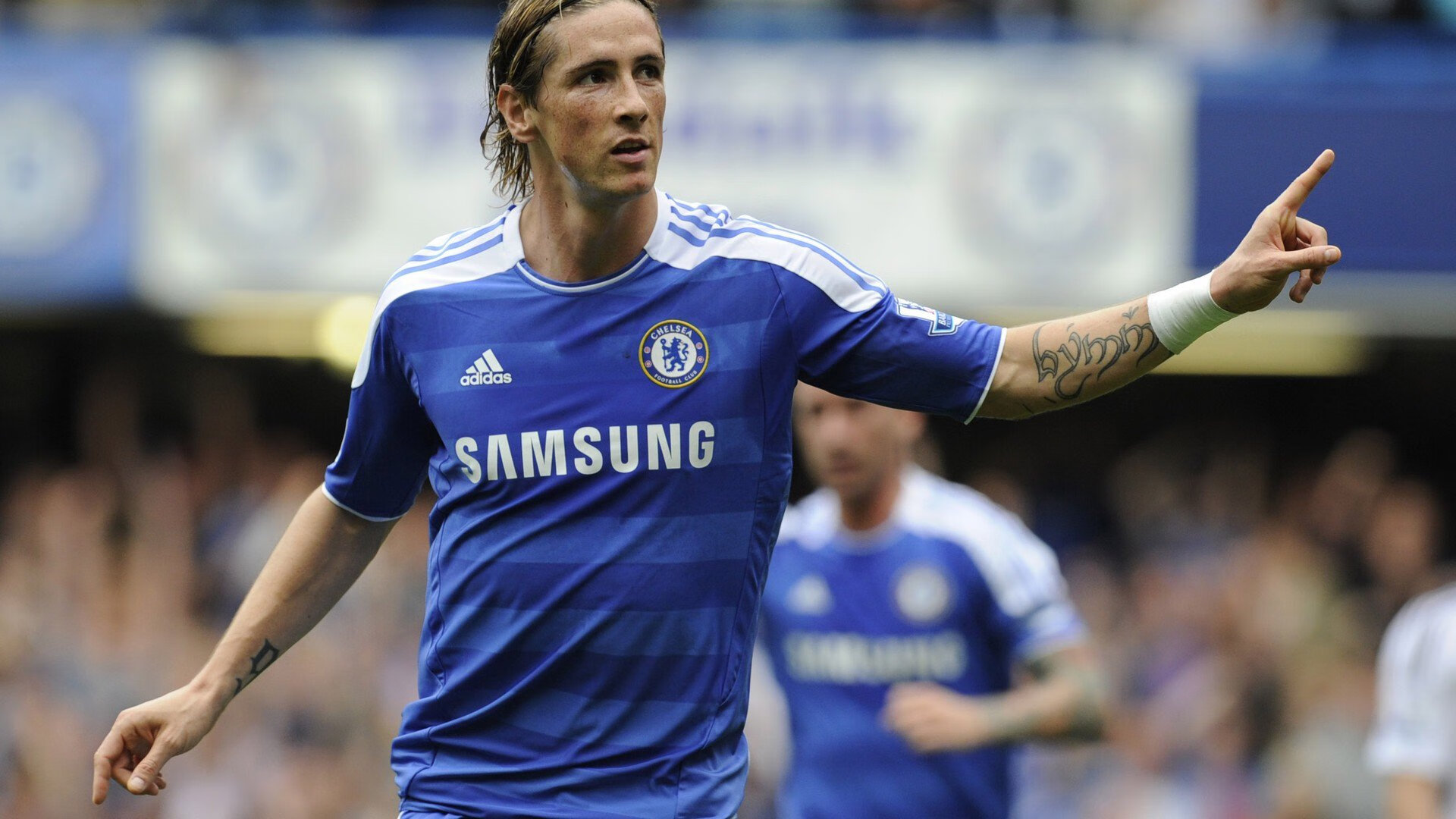 童话入侵温布利，波兰连续得分压制三狮，库尔图瓦化身温布利巨人